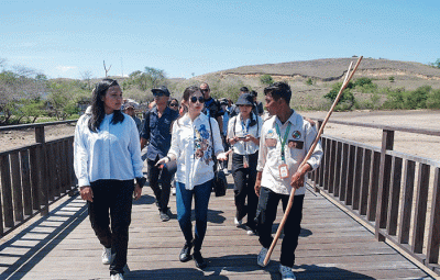 Wamenparekraf Angela Tanoesoedibjo saat meninjau View Point di kawasan Parapuar, Labuan Bajo, NTT.
