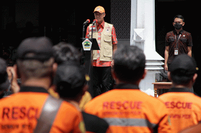 Gubernur Jateng Ganjar Pranowo memimpin Apel Kesiapsiagaan Menghadapi Ancaman Bencana di Jawa Tengah Pada Musim Hujan 2022-2023 di halaman Kantor Gubernur.