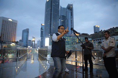 Gubernur DKI Jakarta Anies Baswedan (kiri) bersama istri Fery Farhati (kanan) berfoto bersama usai meresmikan Halte Transjakarta Bundaran HI.