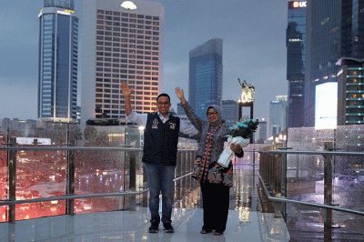 Gubernur DKI Jakarta Anies Baswedan (kiri) bersama istri Fery Farhati (kanan) berfoto bersama usai meresmikan Halte Transjakarta Bundaran HI.