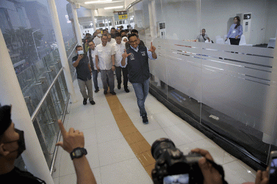Gubernur DKI Jakarta Anies Baswedan (kiri) bersama istri Fery Farhati (kanan) berfoto bersama usai meresmikan Halte Transjakarta Bundaran HI.