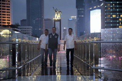 Gubernur DKI Jakarta Anies Baswedan (kiri) bersama istri Fery Farhati (kanan) berfoto bersama usai meresmikan Halte Transjakarta Bundaran HI.