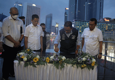 Gubernur DKI Jakarta Anies Baswedan (kiri) bersama istri Fery Farhati (kanan) berfoto bersama usai meresmikan Halte Transjakarta Bundaran HI.