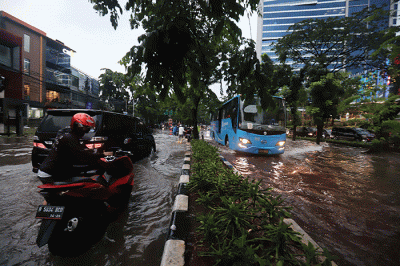 Sejumlah kendaraan melewati genangan air di Jalan Sultan Iskandar Muda, Gandaria, Jakarta, Sabtu (15/10/2022).