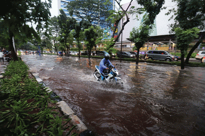 Sejumlah kendaraan melewati genangan air di Jalan Sultan Iskandar Muda, Gandaria, Jakarta, Sabtu (15/10/2022).