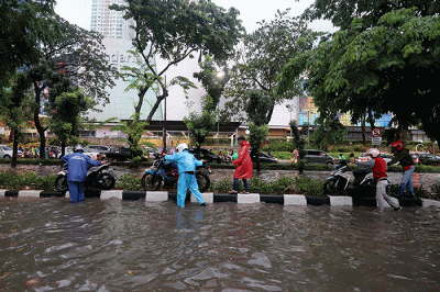 Sejumlah kendaraan melewati genangan air di Jalan Sultan Iskandar Muda, Gandaria, Jakarta, Sabtu (15/10/2022).