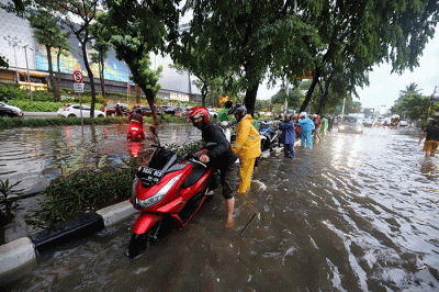 Sejumlah kendaraan melewati genangan air di Jalan Sultan Iskandar Muda, Gandaria, Jakarta, Sabtu (15/10/2022).