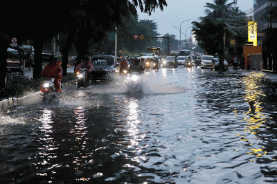 Sejumlah kendaraan melewati genangan air di Jalan Sultan Iskandar Muda, Gandaria, Jakarta, Sabtu (15/10/2022).