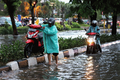 Sejumlah kendaraan melewati genangan air di Jalan Sultan Iskandar Muda, Gandaria, Jakarta, Sabtu (15/10/2022).