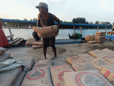 Pekerja melakukan bongkar muat semen di Dermaga Pelabuhan Utama Pulau Panggang, Kepulauan Seribu Utara, Provinsi DKI Jakarta, Sabtu (15/10/2022).