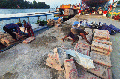 Pekerja melakukan bongkar muat semen di Dermaga Pelabuhan Utama Pulau Panggang, Kepulauan Seribu Utara, Provinsi DKI Jakarta, Sabtu (15/10/2022).