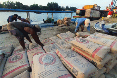 Pekerja melakukan bongkar muat semen di Dermaga Pelabuhan Utama Pulau Panggang, Kepulauan Seribu Utara, Provinsi DKI Jakarta, Sabtu (15/10/2022).