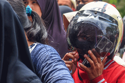 Warga mengantre untuk membeli beras pada operasi pasar murah beras di Pasar Alang Alang Lebar, Palembang, Sabtu (15/10/2022).