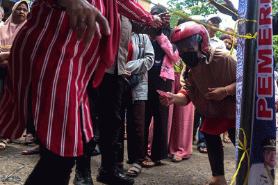 Warga mengantre untuk membeli beras pada operasi pasar murah beras di Pasar Alang Alang Lebar, Palembang, Sabtu (15/10/2022).