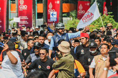 Anies Baswedan disambut ribuan warga Ibu Kota saat hendak menuju ke Balai Kota Jakarta, Jalan Merdeka Selatan, Jakarta Pusat, Minggu (16/10/2022).