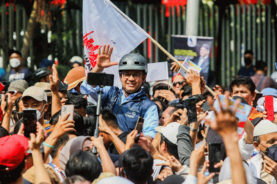 Anies Baswedan disambut ribuan warga Ibu Kota saat hendak menuju ke Balai Kota Jakarta, Jalan Merdeka Selatan, Jakarta Pusat, Minggu (16/10/2022).