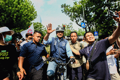 Anies Baswedan disambut ribuan warga Ibu Kota saat hendak menuju ke Balai Kota Jakarta, Jalan Merdeka Selatan, Jakarta Pusat, Minggu (16/10/2022).