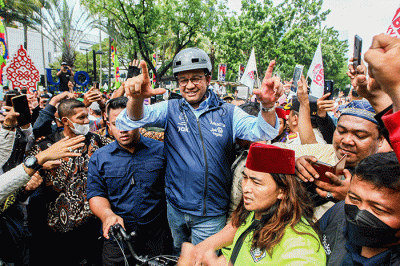 Anies Baswedan disambut ribuan warga Ibu Kota saat hendak menuju ke Balai Kota Jakarta, Jalan Merdeka Selatan, Jakarta Pusat, Minggu (16/10/2022).