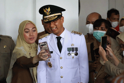 Penjabat (Pj) Gubernur DKI Jakarta Heru Budi Hartono memberikan keterangan saat tiba di gedung Balai Kota, Jakarta Pusat, Senin (17/10/2022).