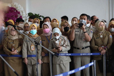 Penjabat (Pj) Gubernur DKI Jakarta Heru Budi Hartono memberikan keterangan saat tiba di gedung Balai Kota, Jakarta Pusat, Senin (17/10/2022).