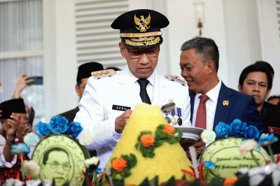 Penjabat (Pj) Gubernur DKI Jakarta Heru Budi Hartono memberikan keterangan saat tiba di gedung Balai Kota, Jakarta Pusat, Senin (17/10/2022).