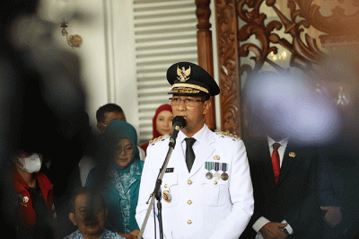 Penjabat (Pj) Gubernur DKI Jakarta Heru Budi Hartono memberikan keterangan saat tiba di gedung Balai Kota, Jakarta Pusat, Senin (17/10/2022).