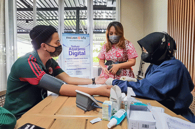 Head of Marketing Communication PT MNC Life Assurance, Septika Helena meninjau layanan medical check up gratis bagi para nasabah.