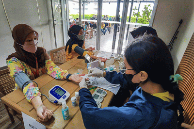 Head of Marketing Communication PT MNC Life Assurance, Septika Helena meninjau layanan medical check up gratis bagi para nasabah.