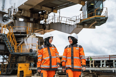 Karyawan perempuan di area Ship Unloader Pabrik Cilacap, Jawa Tengah.