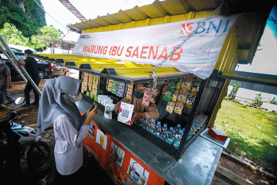 Pengrajin tengah mengunduh hasil kerajinannya di situs penjualan online, Makassar, Sulawesi Selatan.