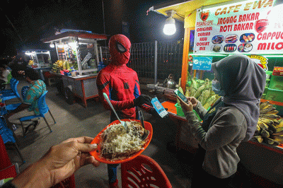 Pengrajin tengah mengunduh hasil kerajinannya di situs penjualan online, Makassar, Sulawesi Selatan.