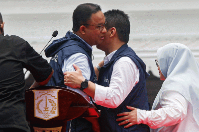 Gubernur DKI Jakarta Anies Baswedan menyapa warga usai menyampaikan pidato perpisahan akhir masa jabatan di Balai Kota Jakarta, Minggu (16/10/2022).