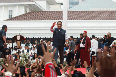 Gubernur DKI Jakarta Anies Baswedan menyapa warga usai menyampaikan pidato perpisahan akhir masa jabatan di Balai Kota Jakarta, Minggu (16/10/2022).