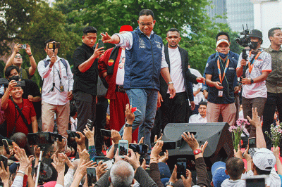 Gubernur DKI Jakarta Anies Baswedan menyapa warga usai menyampaikan pidato perpisahan akhir masa jabatan di Balai Kota Jakarta, Minggu (16/10/2022).