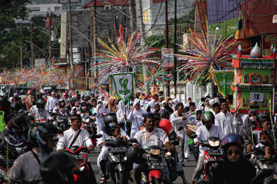 Ribuan santri dari perwakilan pengurus NU dan Banom Semarang Timur mengikuti Karnaval Santri di jalan raya Dr Cipto-kawasan Barito Semarang, Jawa Tengah.