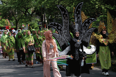 Ribuan santri dari perwakilan pengurus NU dan Banom Semarang Timur mengikuti Karnaval Santri di jalan raya Dr Cipto-kawasan Barito Semarang, Jawa Tengah.