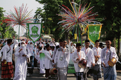 Ribuan santri dari perwakilan pengurus NU dan Banom Semarang Timur mengikuti Karnaval Santri di jalan raya Dr Cipto-kawasan Barito Semarang, Jawa Tengah.