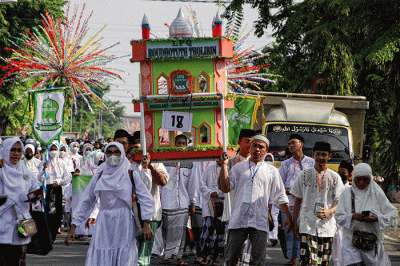Ribuan santri dari perwakilan pengurus NU dan Banom Semarang Timur mengikuti Karnaval Santri di jalan raya Dr Cipto-kawasan Barito Semarang, Jawa Tengah.