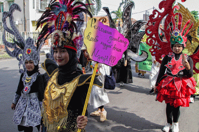 Ribuan santri dari perwakilan pengurus NU dan Banom Semarang Timur mengikuti Karnaval Santri di jalan raya Dr Cipto-kawasan Barito Semarang, Jawa Tengah.
