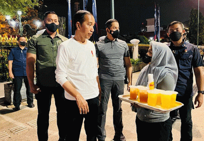 Presiden Jokowi juga sempat menyaksikan penampilan seniman jalanan di kawasan Malioboro.