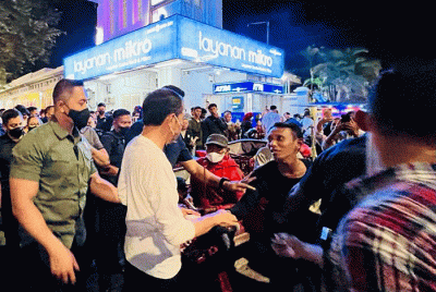 Presiden Jokowi juga sempat menyaksikan penampilan seniman jalanan di kawasan Malioboro.