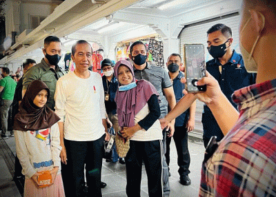 Presiden Jokowi juga sempat menyaksikan penampilan seniman jalanan di kawasan Malioboro.