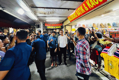 Presiden Jokowi juga sempat menyaksikan penampilan seniman jalanan di kawasan Malioboro.