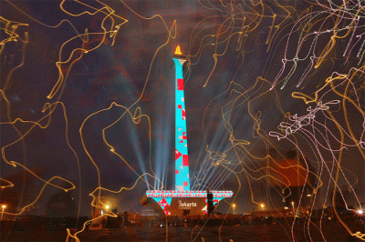 Pengunjung menyaksikan pertunjukkan video mapping dan air mancur menari pada acara Monas Week 2022 di kawasan Monas, Jakarta, Minggu (16/10/2022).