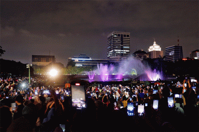 Pengunjung menyaksikan pertunjukkan video mapping dan air mancur menari pada acara Monas Week 2022 di kawasan Monas, Jakarta, Minggu (16/10/2022).