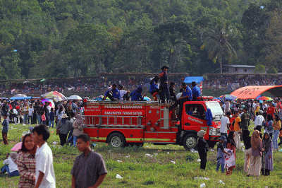 Masyarakat sangat antusias menyaksikan ajang pacu kuda Alek Anak Nagari Pacu Kuda Open Race 2022 di Lapangan Dang Tuanku, Kabupaten Tanah Datar.