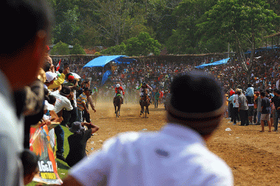 Joki memacu kuda pada ajang pacu kuda Alek Anak Nagari Pacu Kuda Open Race 2022 di Lapangan Dang Tuanku, Kabupaten Tanah Datar, Sumatera Barat.