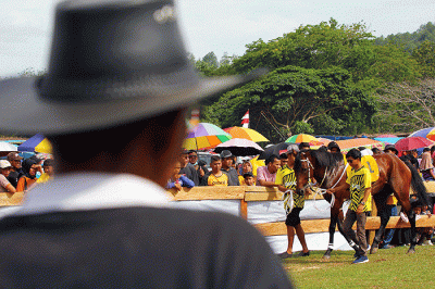 Joki memacu kuda pada ajang pacu kuda Alek Anak Nagari Pacu Kuda Open Race 2022 di Lapangan Dang Tuanku, Kabupaten Tanah Datar, Sumatera Barat.