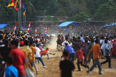 Joki memacu kuda pada ajang pacu kuda Alek Anak Nagari Pacu Kuda Open Race 2022 di Lapangan Dang Tuanku, Kabupaten Tanah Datar, Sumatera Barat.