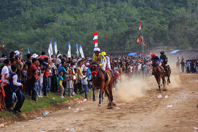Joki memacu kuda pada ajang pacu kuda Alek Anak Nagari Pacu Kuda Open Race 2022 di Lapangan Dang Tuanku, Kabupaten Tanah Datar, Sumatera Barat.